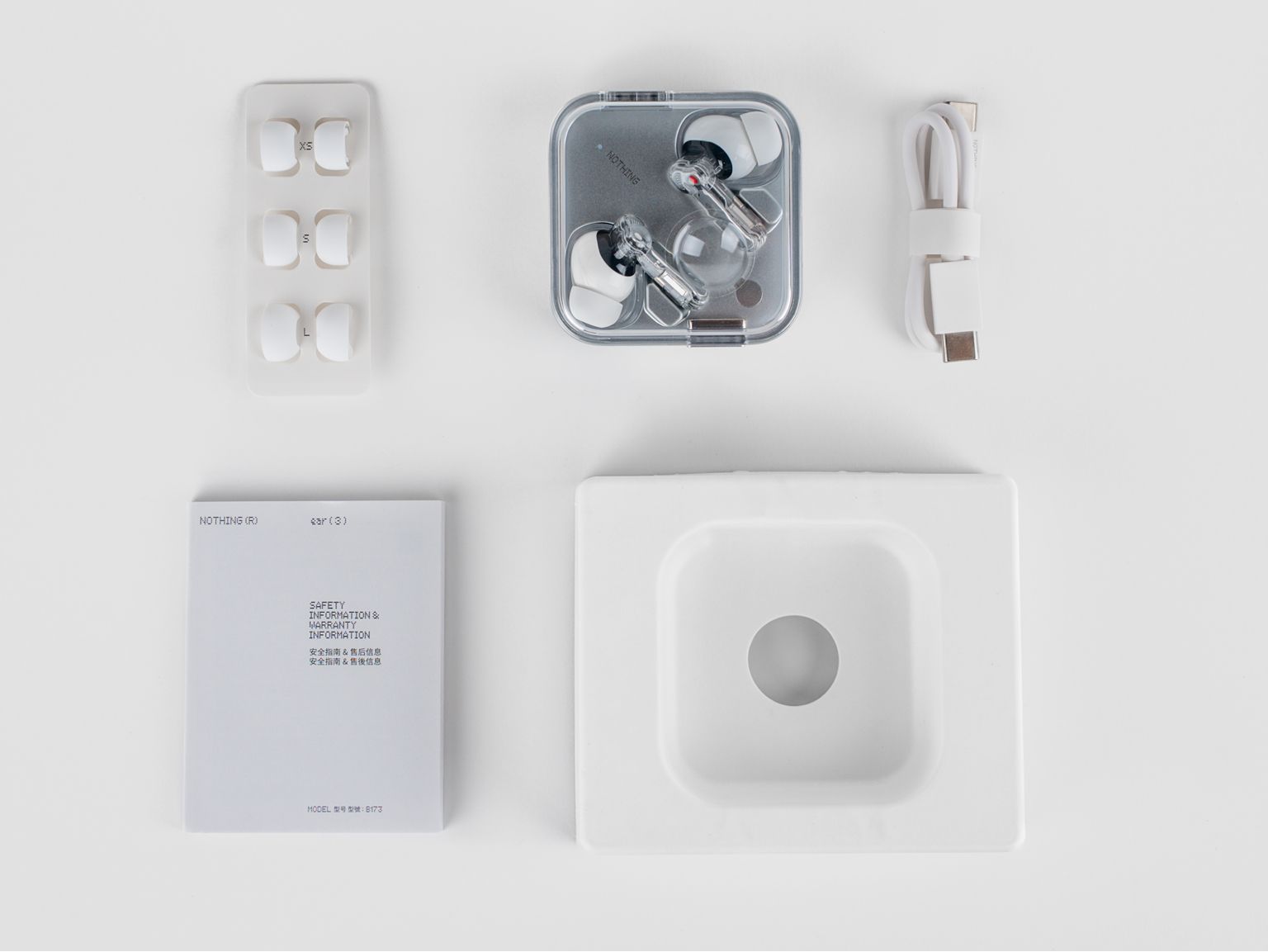 ear (3) Lieferumfang mit Ladekabel, Silikonaufsätzen und Anleitung